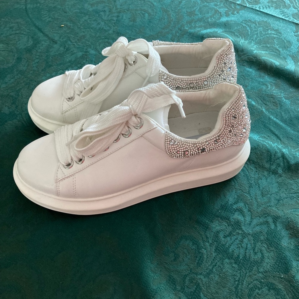 steve madden white tennis shoes